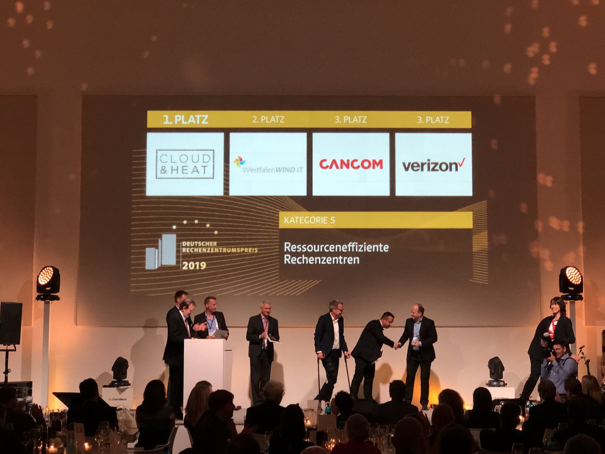 futurethinking_'s tweet photo. Und der letzte Award des #DRZP in der Kategorie Ressourceneffiziente #Rechenzentren geht an @CLOUDandHEAT!
Wir gratulieren ganz herzlich!
#ft2019beapart https://t.co/wwBpQA9AzB