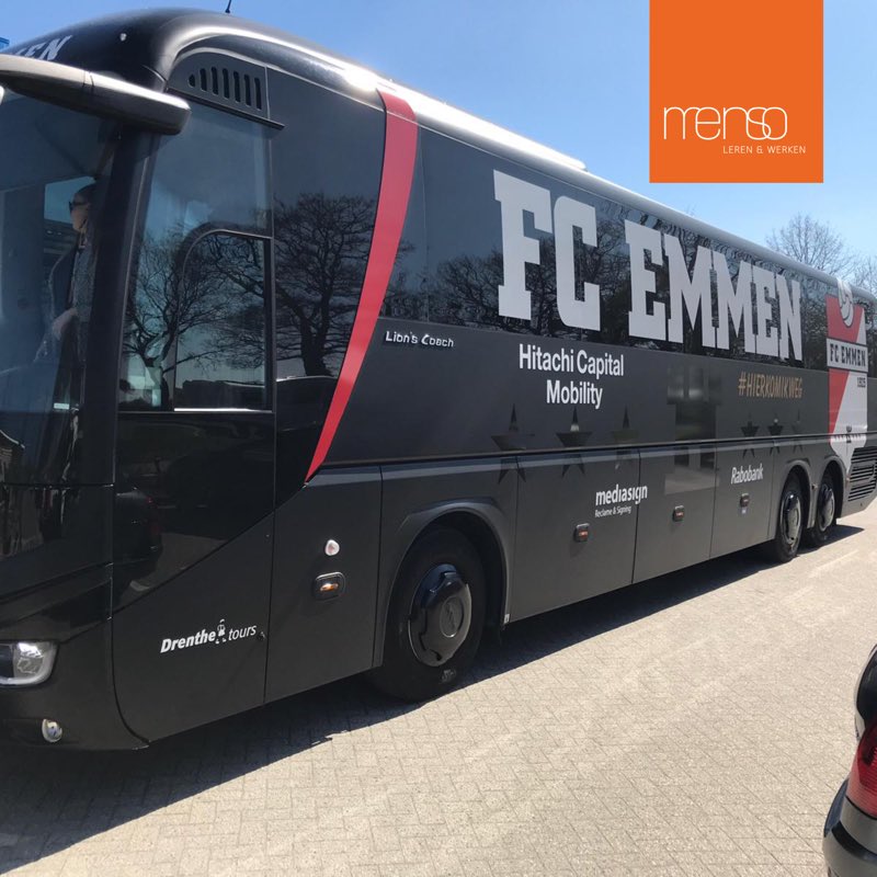 Deelnemers van het project Emmen aan het Werk reisden met de spelersbus van <a href="/FC_Emmen/">FC Emmen</a> naar Tuinbeurs Nederland &amp;   @WILDLANDS_Emmen voor een kijkje achter de schermen en de bijbehorende werkzaamheden in verschillende praktijkfuncties. Een dag om nooit te vergeten! #iedereenwerkt