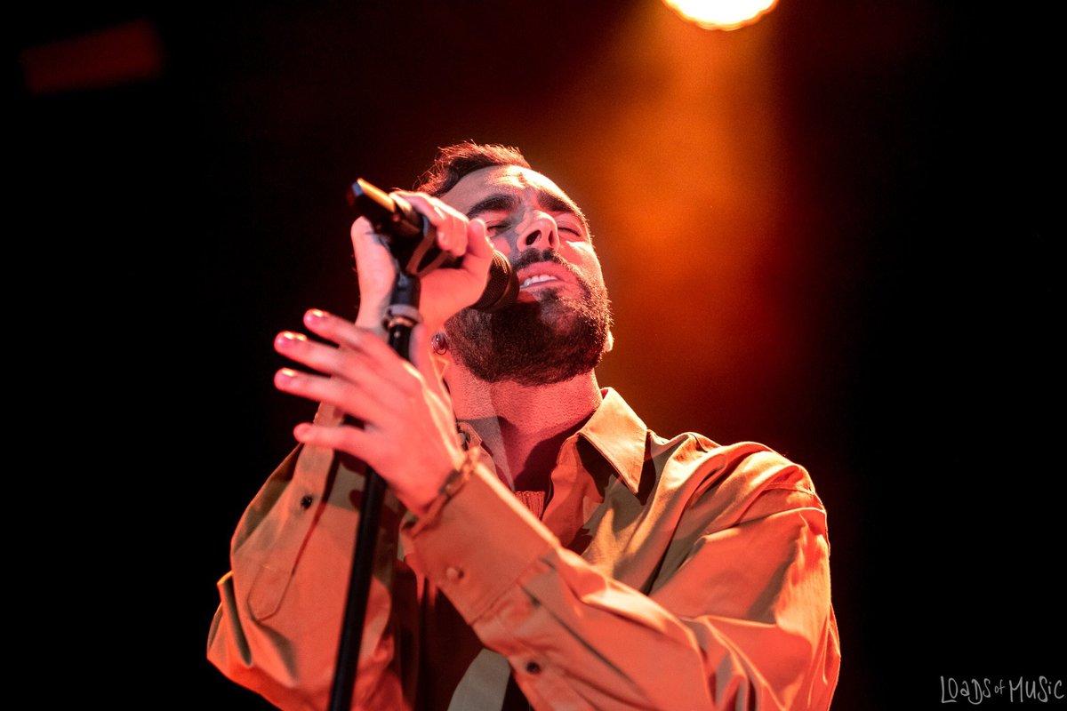 SilviaGiurato30's tweet photo. Una foto che dice più di molte parole ❤️🐻 #MengoniLive2019 #MengoniLiveEurope #MengoniEPCC @mengonimarco https://t.co/HFDBcU9s9T