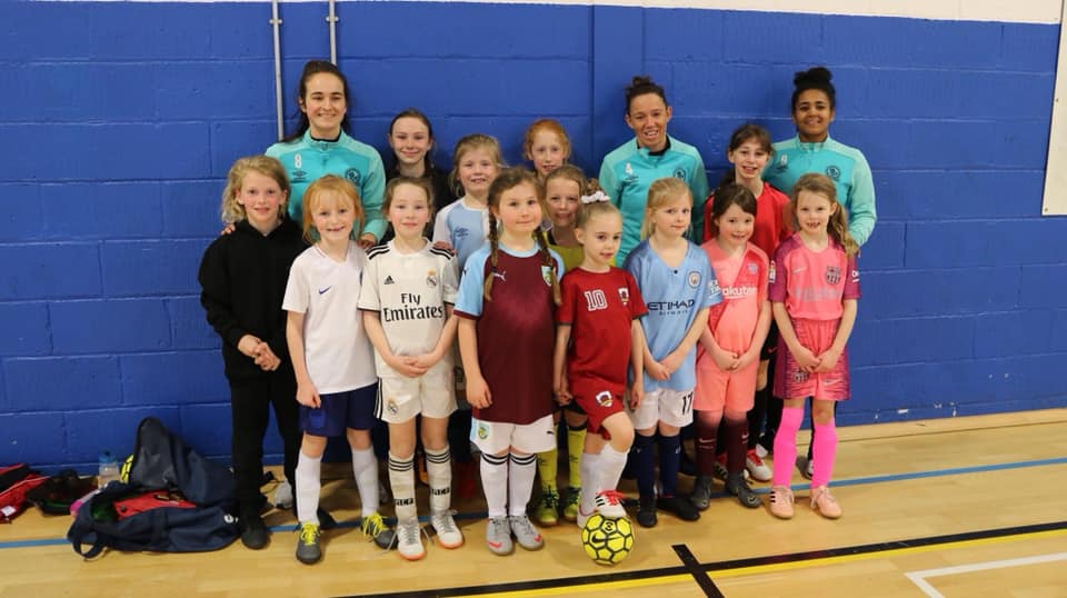 RoversWFC's tweet photo. 📸 More images of @lynshep4, @tashafenton14xo and @SaffronJordan answering questions and joining in with @BRFCFutsal's Girls’ session! 🏐

#Rovers https://t.co/DRktFy7BQp