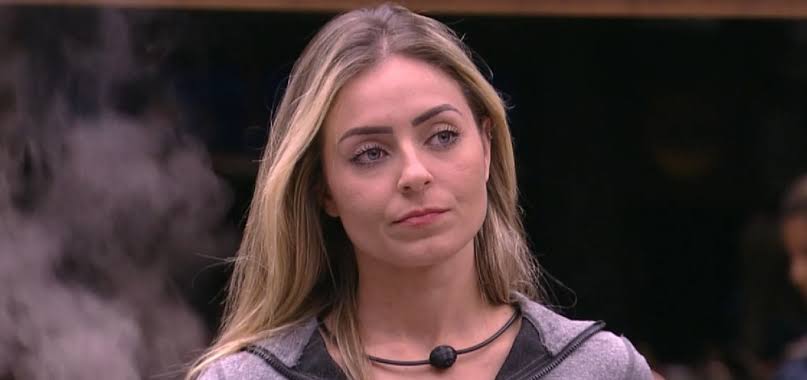 Uma preconceituosa
Fez intolerância religiosa
Conseguiu estragar o BBB
Conseguiu estragar a única amizade
Fez pressão psicológica na amiga

Paula pior Participante da edição #BBB19 #HarianyExpulsa