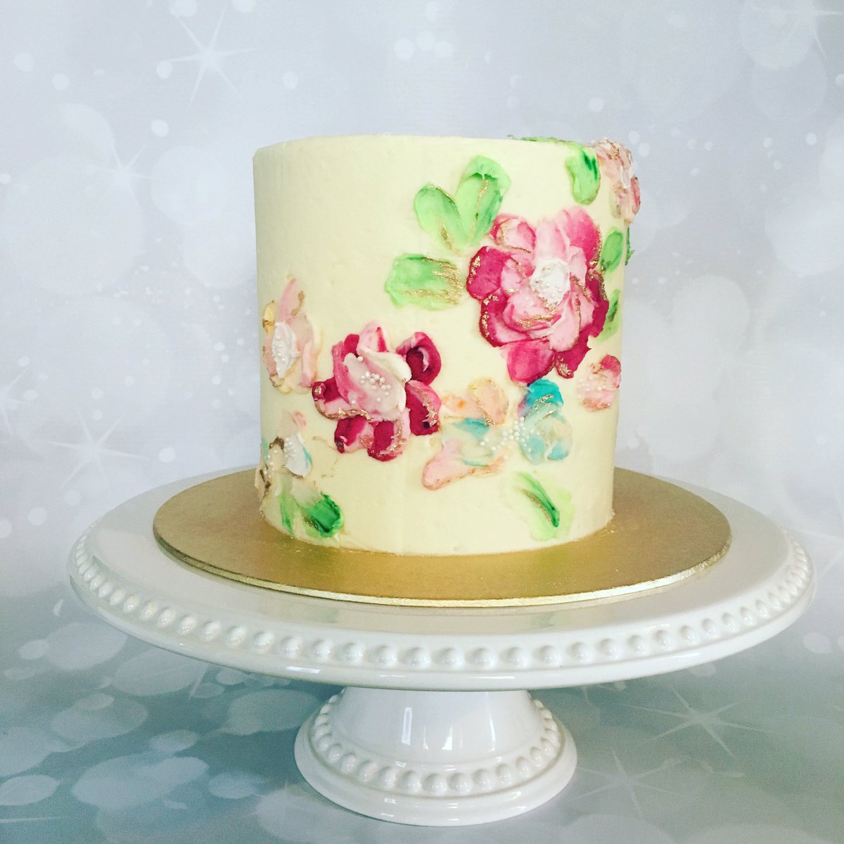 SweetPBakes's tweet photo. Crikey, I haven't tweeted in ages! Here, have a cake! https://t.co/gMHWbJzhFi