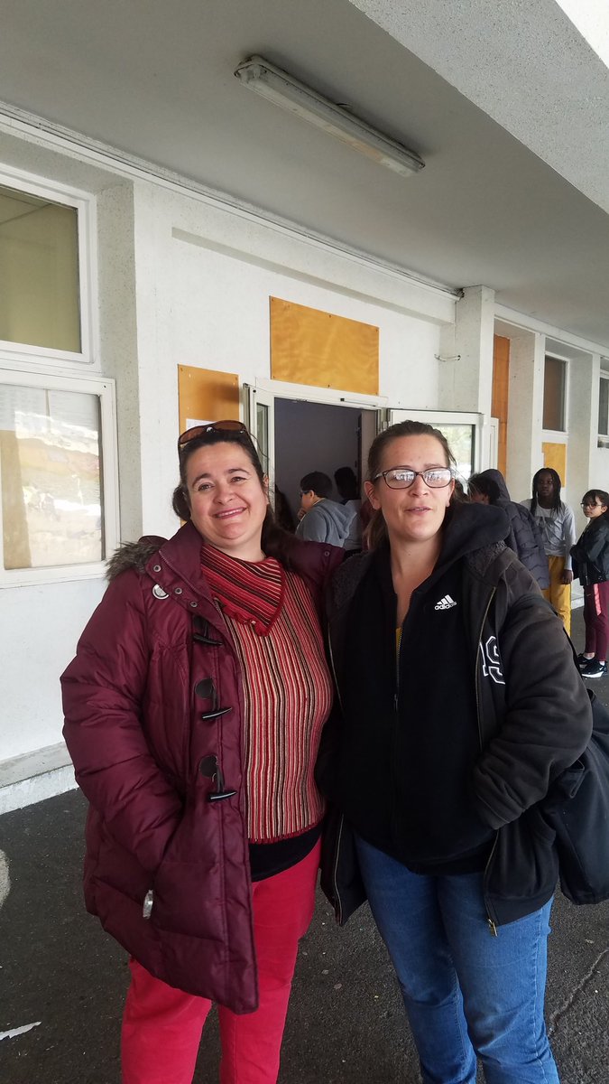 antoniodusgen's tweet photo. À la rencontre des #PE pour aider au #mouvement. L'école Langevin, un vrai petit collège (sans ses moyens bien sûr- coucou @arei), zone violence (tout d'une REP mais sans les moyens bien sûr- suppression tant qu'à faire de la #PDMQDC à la rentrée- merci @jmblanquer). https://t.co/HOJLCCxS4P