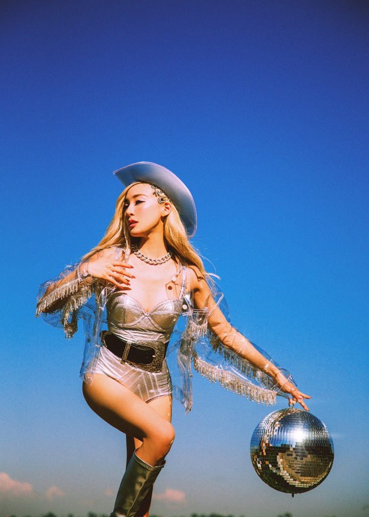 thehwangarchive's tweet photo. Space Cowboy 💙✨ https://t.co/PP7vP30Skv