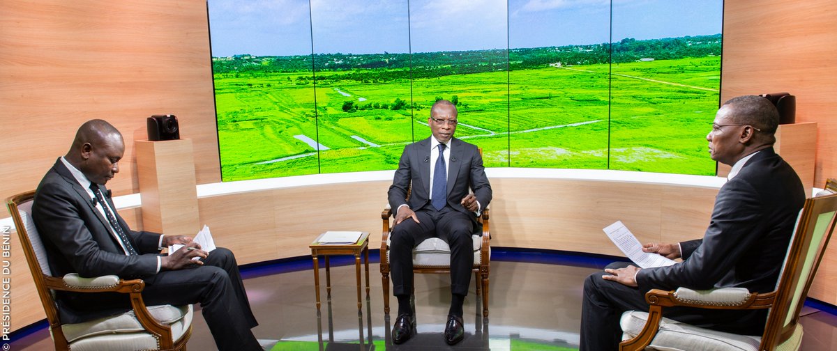 PresidenceBenin's tweet photo. «Notre démocratie, même si elle est parfois peut-être mise à l’épreuve par la compréhension que nous avons de ce qui se passe dans la Cité, notre démocratie, elle est dynamique, elle est vivante, elle est solide, elle se renforce, et elle va servir notre développement.» #Prbenin https://t.co/AcMVxsKf7o