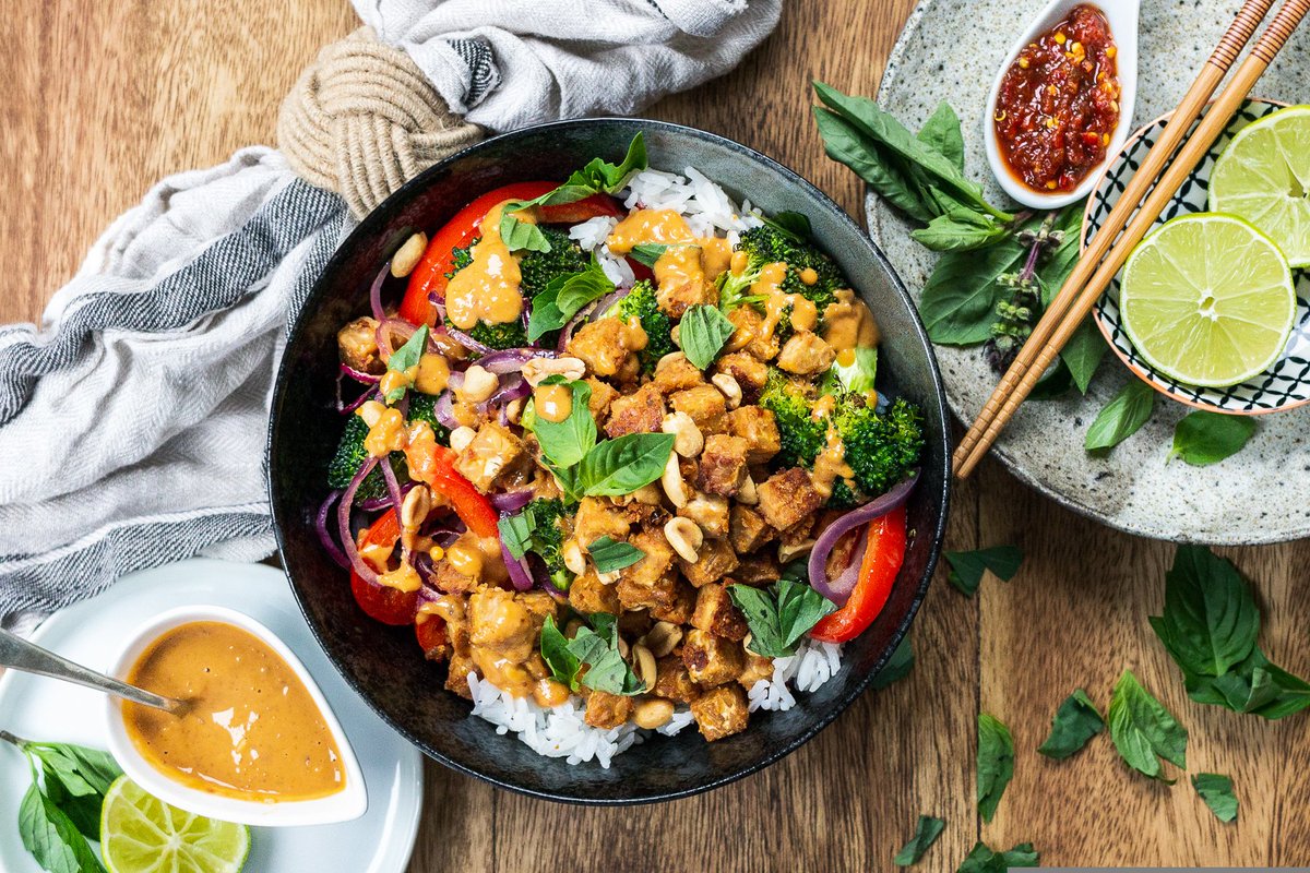 tempeafoods's tweet photo. Check out our recipe collaboration for the month with @freshprep.ca, Peanut Roasted Tempeh with Roasted Vegetables and Jasmine Rice 😍 We must say, if you want a lovely dinner, start with these easy setups thanks for #freshprep!

#Tempeh #Tempea #freshprepca https://t.co/AH3stH2ggb
