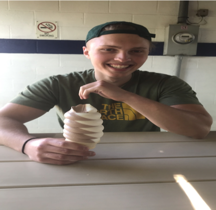 KentStateCareer's tweet photo. Career Peer Scott Logan is a junior Geology major with dreams to visit Santorini and Ireland.
He is at drop-in’s Tuesdays, Honors College Library from 6:00-8:00 p.m. and Thursdays, .CUE 1:00-3:00 p.m.
Thank you for all your work Scott! #FlashesAtWork https://t.co/OVOPGWZZWO