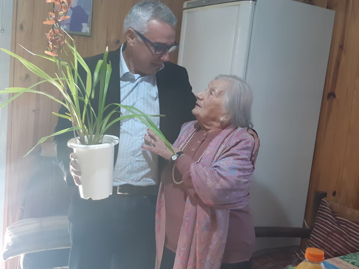 ZamoraJulio's tweet photo. Hoy festejamos los 104 años de Dérica, vecina de Tigre Centro. Recorrimos el barrio y le mostramos las obras en el túnel de la calle Paso, la renovación de la plaza Dardo Rocha y nos contó que fue una de las primeras alumnas de la E. P. N°1 Domingo Faustino Sarmiento. 🙂🎉 https://t.co/vkDNLM5eNK
