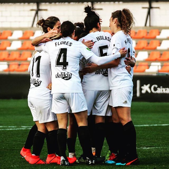 Cris_Ruiperez's tweet photo. 🏟 Porque el escudo nunca se abandona. El próximo 22 de abril hay que llenar Mestalla. ¡Vamos!
•
•
•
#EllesSomTots #Futfem #LigaIberdrola #Mestalla #AmazonasVCFF #AmuntVCFfem #ValenciaCF #ValenciaCFF #ValenciaFemenino #CentenariVCF #SentimentEtern https://t.co/HmZHftrno1 https://t.co/RA5zxIxgA2