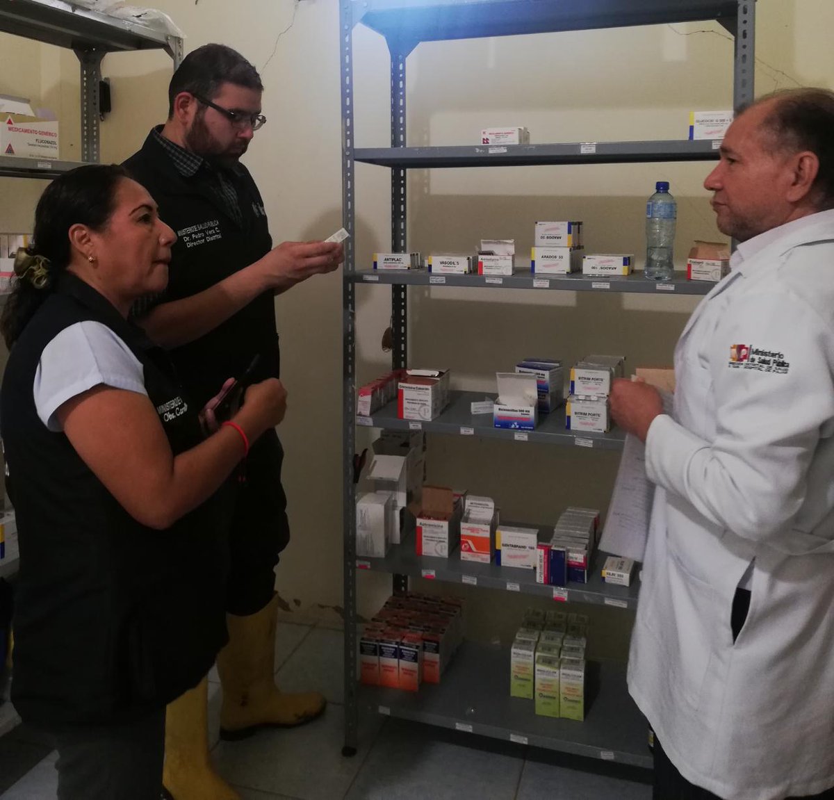 DPManabiSalud's tweet photo. #Paján | Pedro Vera, Director Distrital 13D09, supervisa en territorio el abastecimiento de medicamentos en las unidades operativas así como la atención brindada por parte de los profesionales de la salud del centro de salud La Balsa. https://t.co/UlofQD5UT2