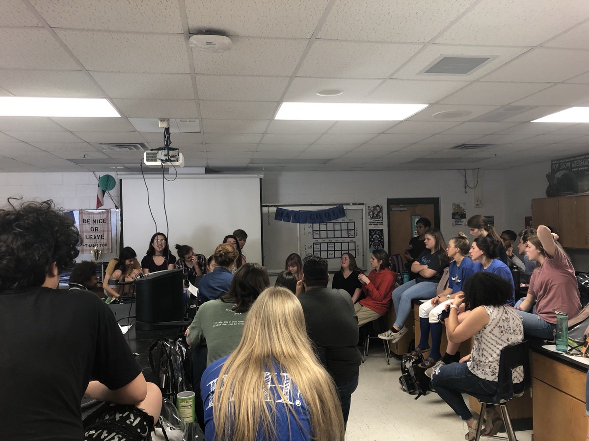 On Monday we had an a cappella clinic where students interested in auditioning for either PFC or Aperture could ask the seniors questions and learn about their experiences in these amazing groups. Thank you for all of you who attended!!