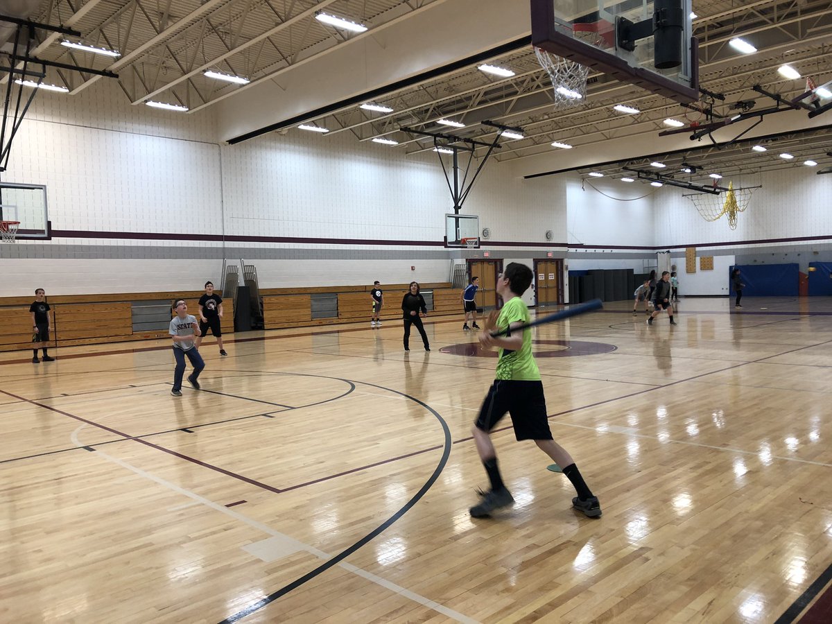 KarlyMozdzen's tweet photo. #Basegames #Whiffleball #physicalliteracy #PE #letsmove @MNMSRoar https://t.co/2eyTLtzy9l