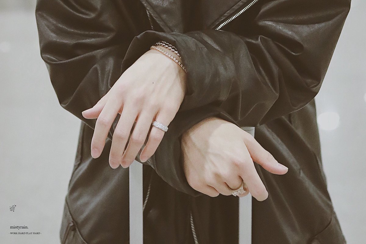 Markachu93_'s tweet photo. ชอบมองมือ👋🏼 ม้าคต้วนมาก มือสวย ดูแพงทุกรูป (ใช่ข่ะแพงหมดทั้งกำไล นาฬิกา แหวนเพชร555) 🤣🤣🐰♥️
#beautifulHand #mark #GOT7 https://t.co/OvbIk1LDr8