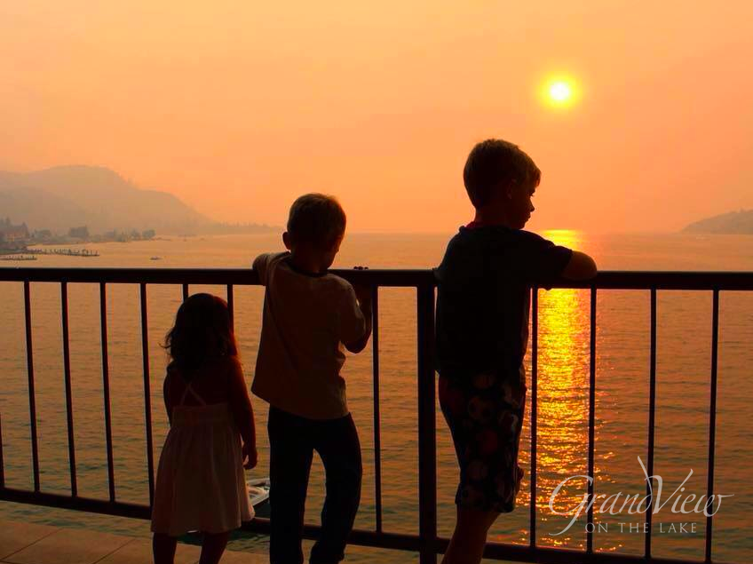 GrandviewChelan's tweet photo. Haze from #ThrowbackThursday August wildfires couldn't ruin this adorable Grandview view of the Week from guest Lori Easterly. https://t.co/KFC11yAIKS