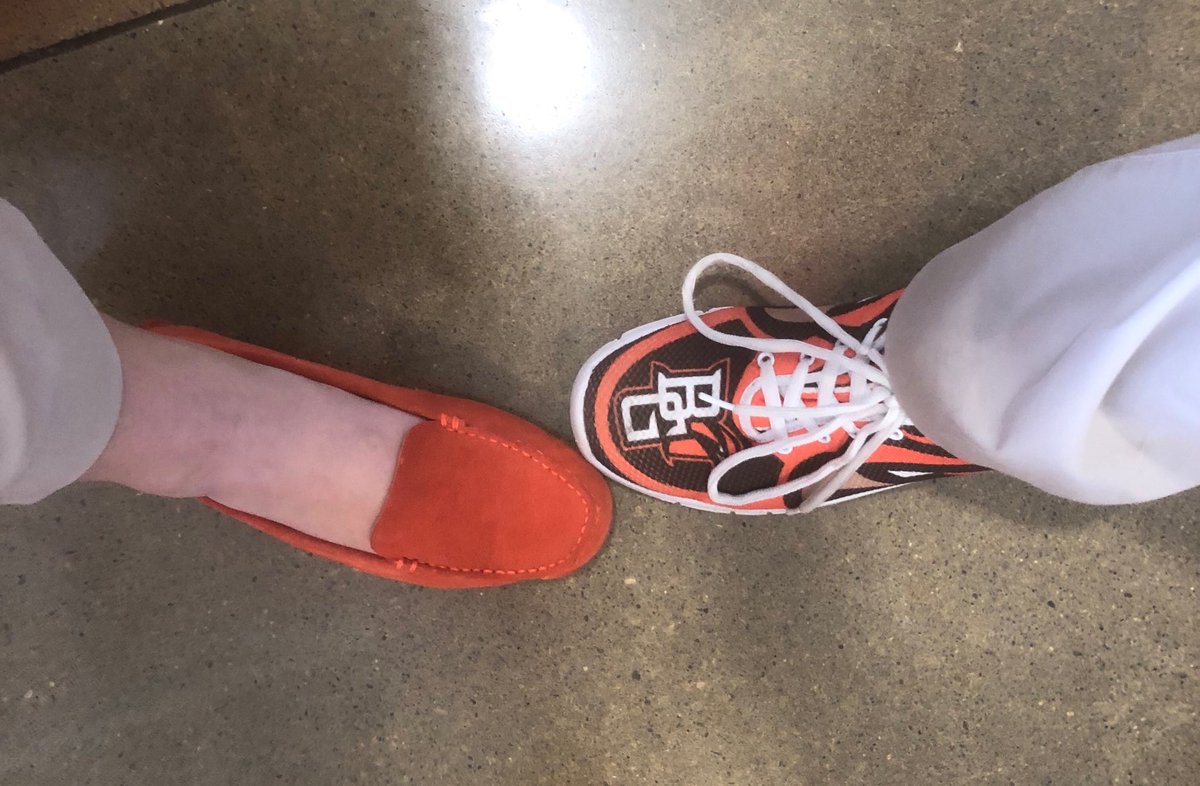 VanFalcon1's tweet photo. Congrats to @bgsubiz for an incredible #Hatch19! Entrepreneurial spirit at its finest. And thank you BG @StrohCenter staff! Best in the business. Because the boss gets it. #WeWearOrangeShoes #Facts https://t.co/tgdQdmKDiu