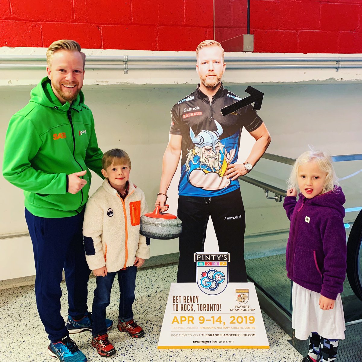 LoriRyther's tweet photo. A special thank you to Niklas Edin of @TeamNiklasEdin for taking the time to say hi to the #RytherTwins at the #GSOC in #Toronto today. 🥌 https://t.co/hYI3ChAn3c