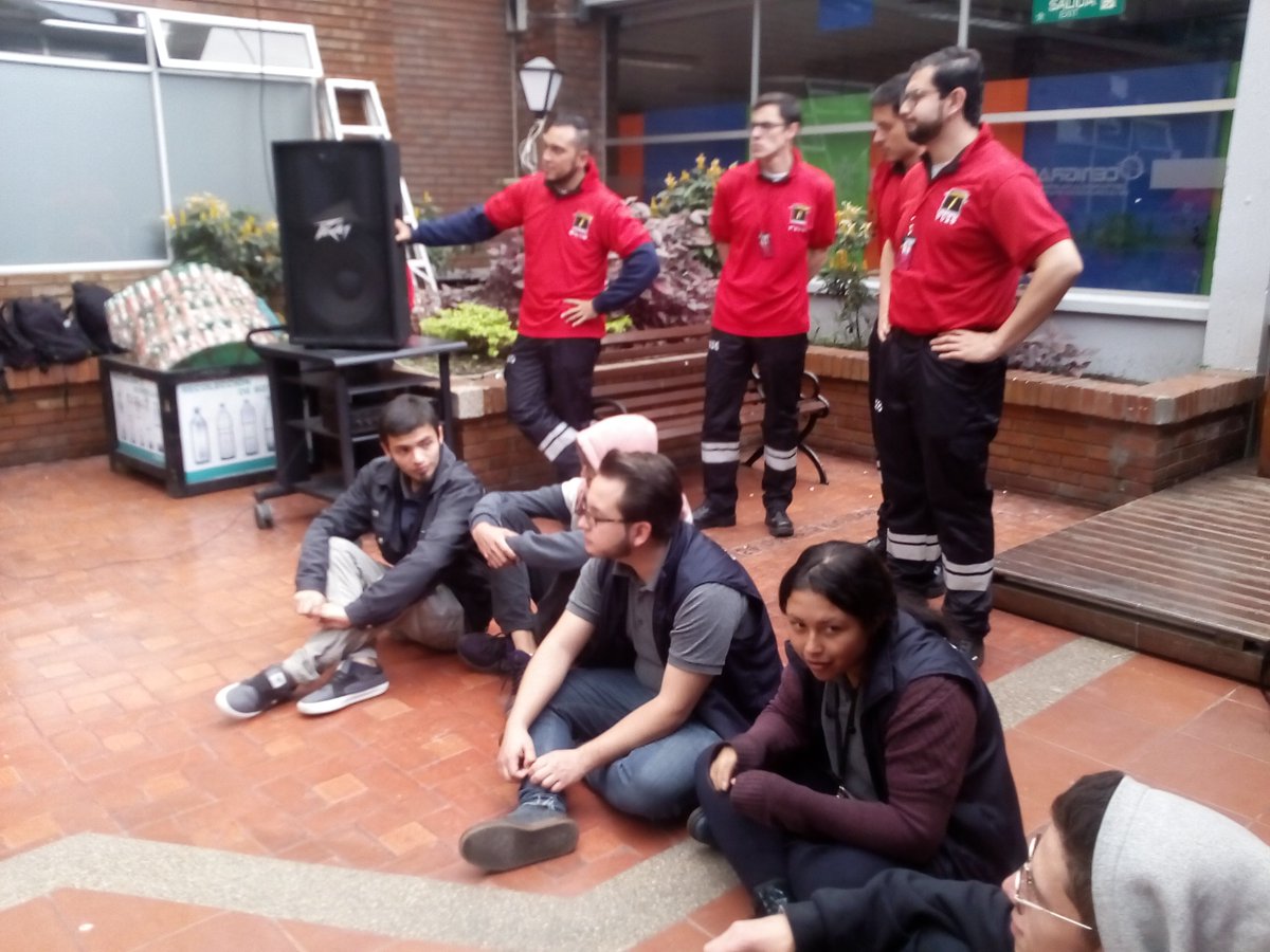BCenigraf's tweet photo. #EnCenigraf @TransMilenio adelanta charla de sensibilización para la correcta utilización del transporte público por parte de nuestros Aprendices. @SENAComunica @EstradaCarlosM @EnriqueRomeroDC https://t.co/4gIht8Nrtj