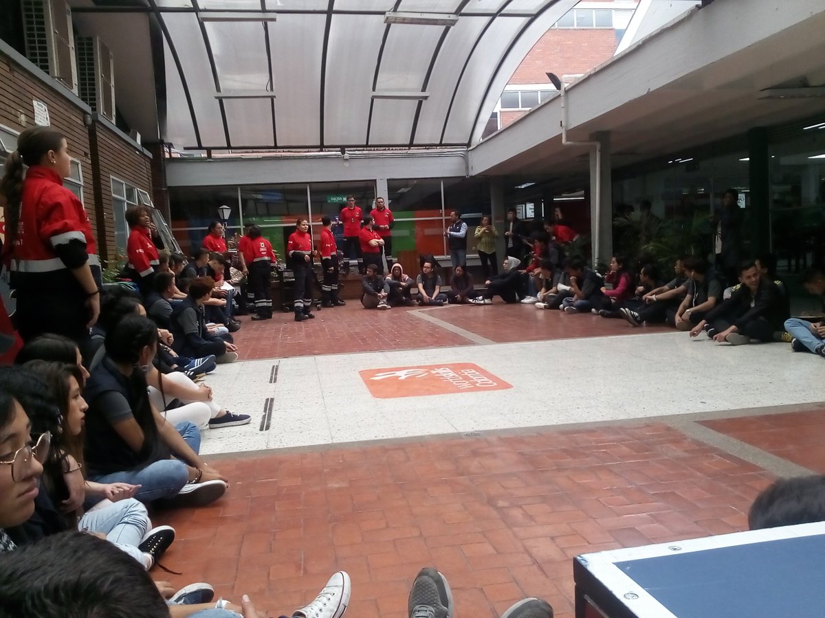 BCenigraf's tweet photo. #EnCenigraf @TransMilenio adelanta charla de sensibilización para la correcta utilización del transporte público por parte de nuestros Aprendices. @SENAComunica @EstradaCarlosM @EnriqueRomeroDC https://t.co/4gIht8Nrtj