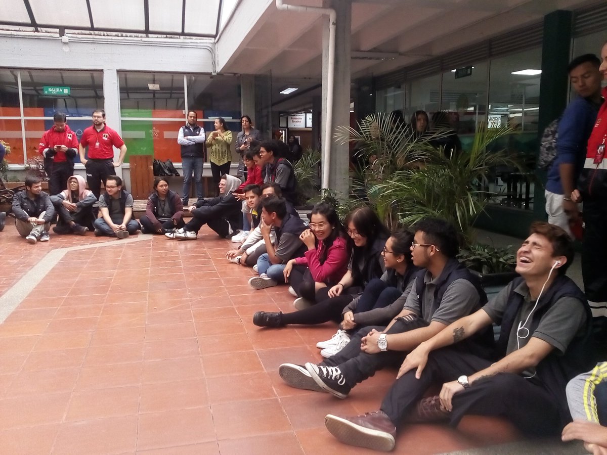 BCenigraf's tweet photo. #EnCenigraf @TransMilenio adelanta charla de sensibilización para la correcta utilización del transporte público por parte de nuestros Aprendices. @SENAComunica @EstradaCarlosM @EnriqueRomeroDC https://t.co/4gIht8Nrtj