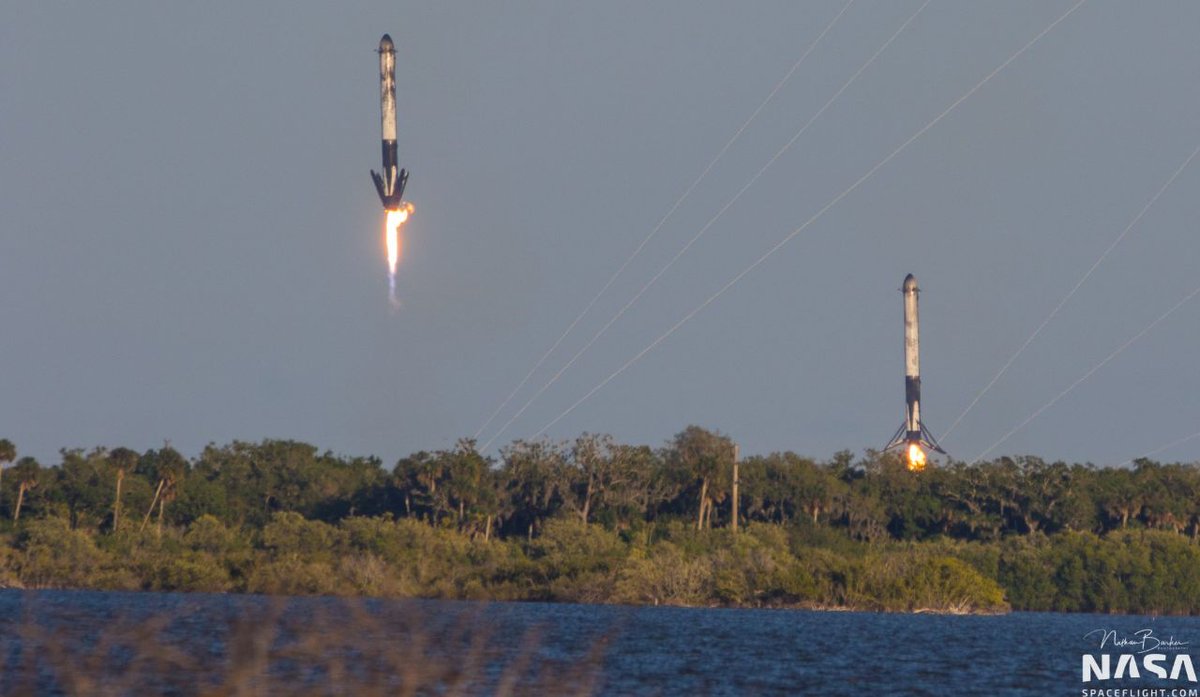 gordeev_dmitry's tweet photo. Ускорители вернулись домой🛬💥
#SpaceX #FalconHeavy  #SideBoosters https://t.co/V6iXWozW9f