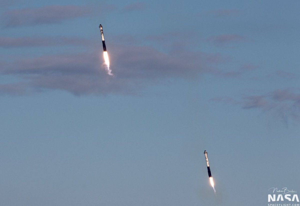 gordeev_dmitry's tweet photo. Ускорители вернулись домой🛬💥
#SpaceX #FalconHeavy  #SideBoosters https://t.co/V6iXWozW9f