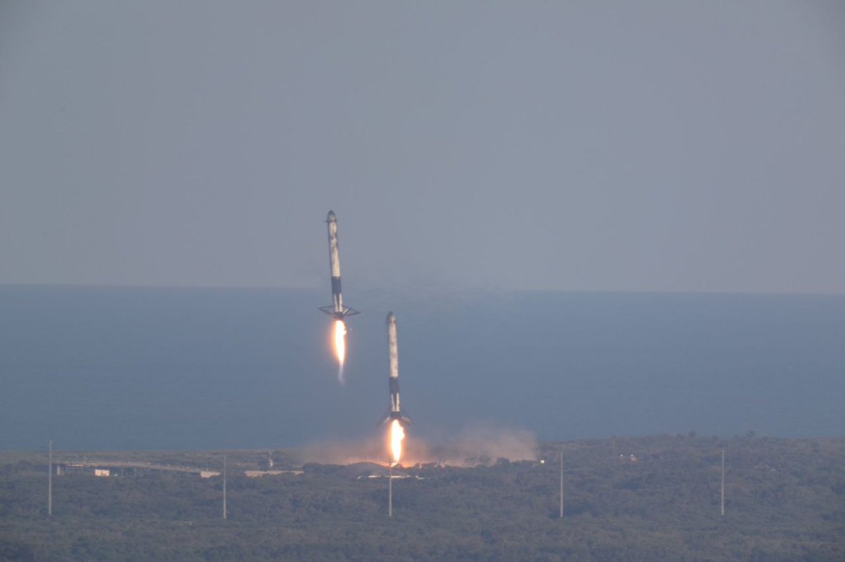 gordeev_dmitry's tweet photo. Ускорители вернулись домой🛬💥
#SpaceX #FalconHeavy  #SideBoosters https://t.co/V6iXWozW9f