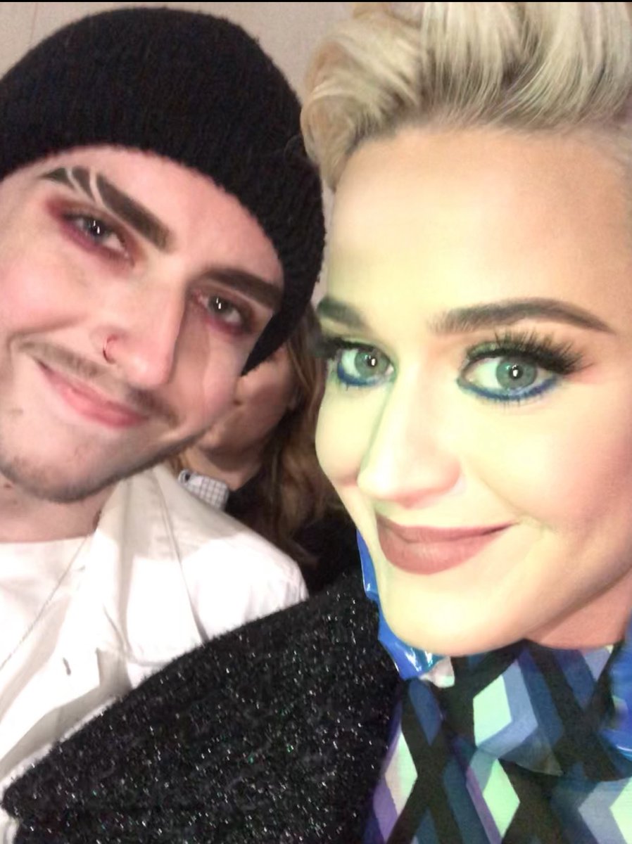 Katy Perry com fãs após o #DVFAwards em Nova Iorque.