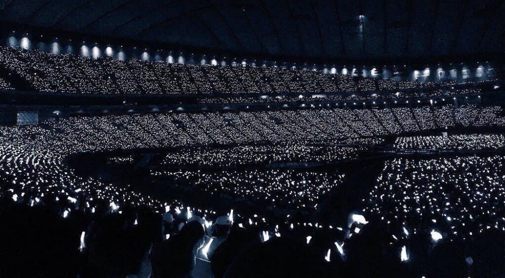 mrangel_exo's tweet photo. @billboard @BBMAs Nothing of promo in US and here it is, in spite of having a shit of company @SMTOWNGLOBAL 
EXO and EXOL continues arriving far away. 😭❤❤❤

👑WE ARE ONE EXO KPOP KINGS 👑

#EXO @weareoneEXO @B_hundred_Hyun @layzhang https://t.co/rAYRNx6Smq