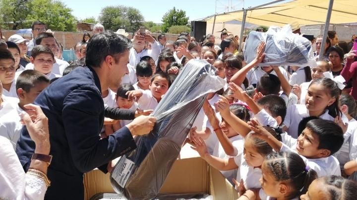 SigloDurango's tweet photo. . @JorgeViladoms apoya a niños duranguenses https://t.co/JcCr6TQLzn https://t.co/Uy0gA64tKQ