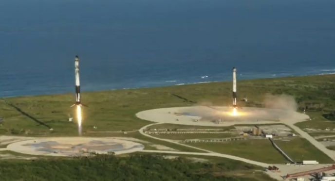 LanceUlanoff's tweet photo. Another dual landing! Or is that a “4-point landing?” #SpaceX #sideboosters #falconheavy #incredible https://t.co/vRrAgh69i6