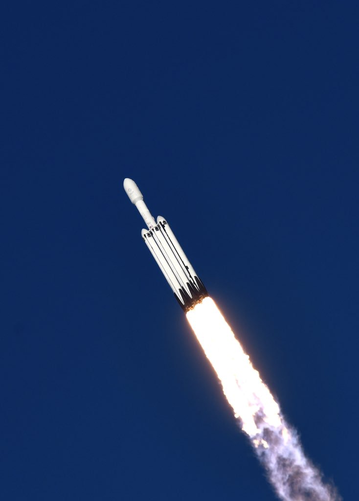 ExploreSpaceKSC's tweet photo. Today at 6:35 p.m. EDT, SpaceX’s Falcon Heavy rocket lifted off from Launch Complex 39A carrying the #Arabsat6A satellite. Did you take a moment to #LookUp? #JoinTheJourney #KennedySpaceCenter https://t.co/GxHR084Ysq