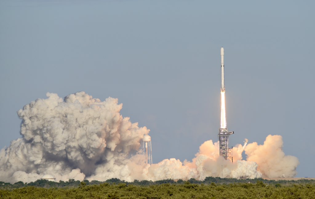 ExploreSpaceKSC's tweet photo. Today at 6:35 p.m. EDT, SpaceX’s Falcon Heavy rocket lifted off from Launch Complex 39A carrying the #Arabsat6A satellite. Did you take a moment to #LookUp? #JoinTheJourney #KennedySpaceCenter https://t.co/GxHR084Ysq