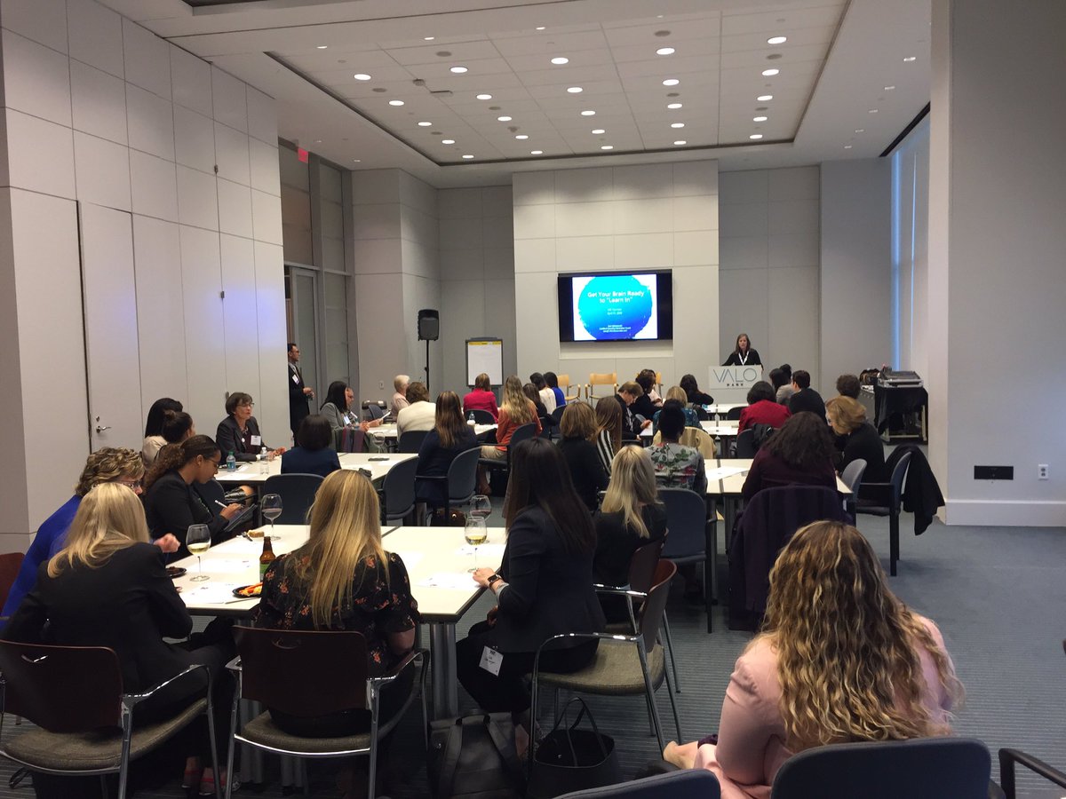 vintona02's tweet photo. Packed room tonight for our #WITConnect on managing your tech career relevance with a life long learning mindset. https://t.co/ECPSuicApS