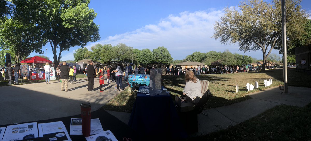 StacyWSingleton's tweet image. Happy 40th Birthday Rowlett ES! Awesome PTA Picnic Night.  @Rowlett_Bobcats #ChooseGarlandISD