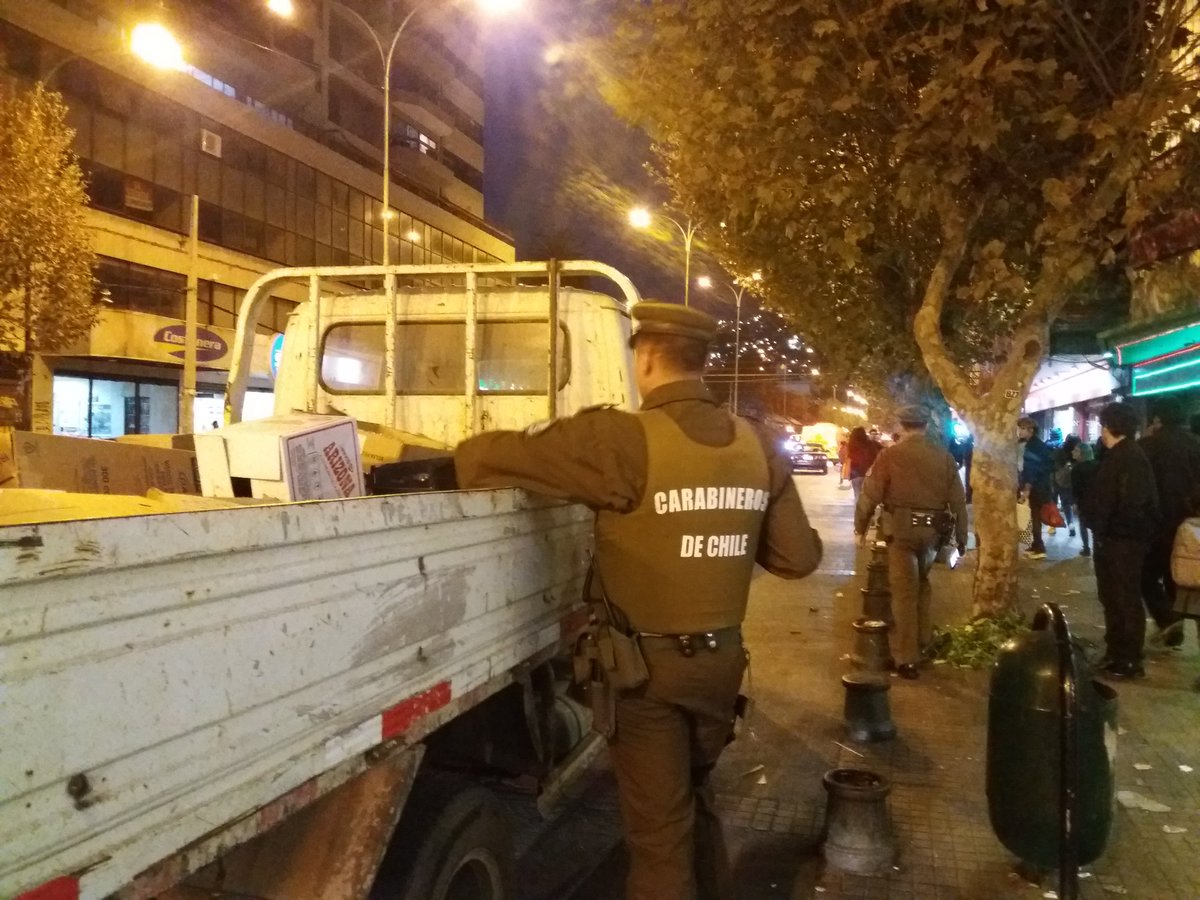 Gobernacionvalp's tweet photo. 🔊 Durante la fiscalización se decomisa mercadería, productos que se comercializan de manera ilegal en la ciudad ➡️ ¡Apoyamos el comercio establecido! #ChileLoCuidamosTodos 🇨🇱 @MariaDelaPaz_R @IntendenciaV @Carabdechile @PDI_Valparaiso @SaludSsrv @MunicipioValpo https://t.co/Krc4Y9tc5N