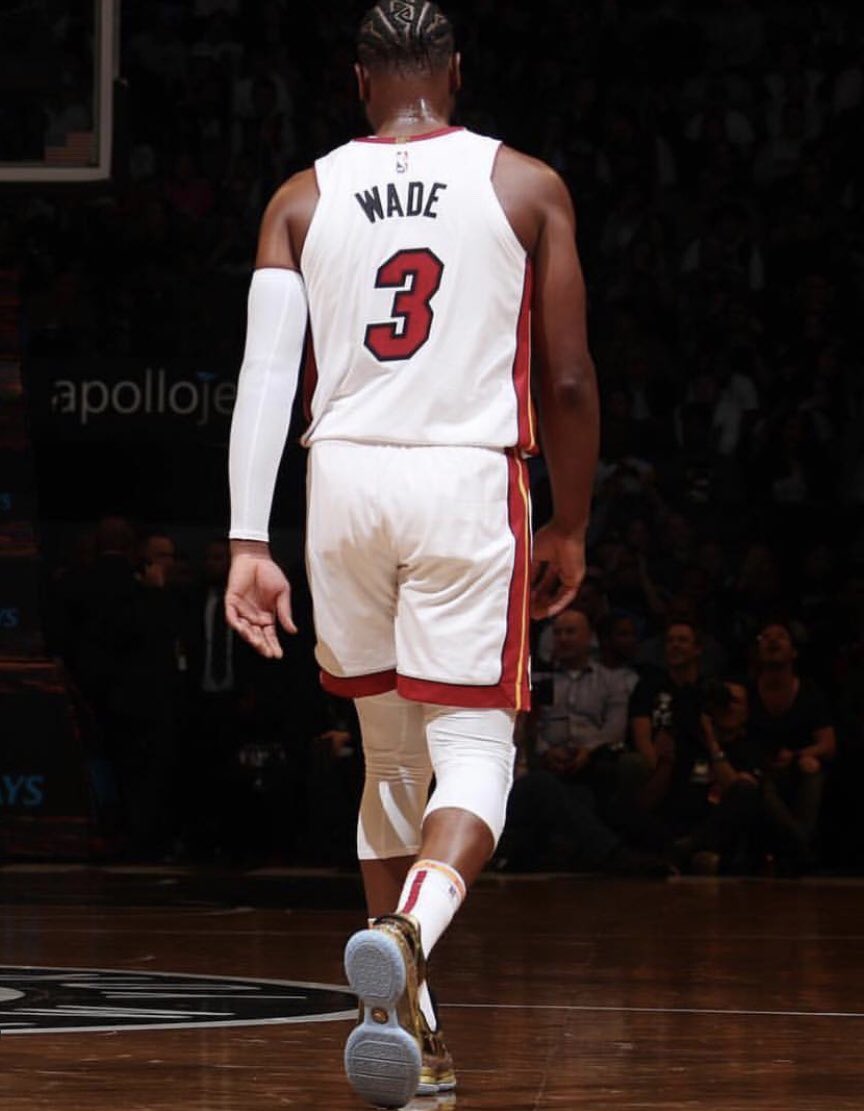 BallBeyond's tweet photo. Make your mark on the game, @dwyanewade @wayofwade one of the greatest shooting guards of all time 👏🏾#dwaynewade #ballbeyond #legendary #defyallodds https://t.co/NPMzLtf1Zn