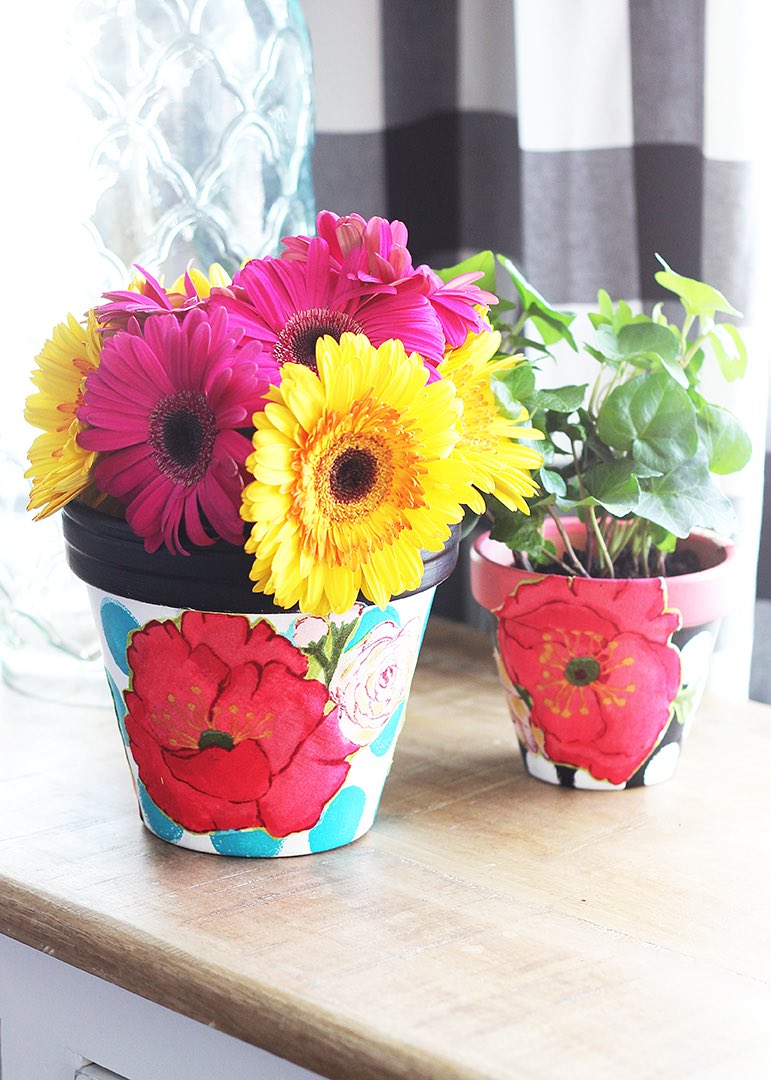 splendidamy's tweet photo. Did you know you can use your fave fabrics to spruce up plain-Jane clay pots for your spring flowers? Pop over to the blog and I’ll show you how to make these beauties with an awesome new #modpodge formula! 🌸 🙌🏻 (direct link in bio) https://t.co/2S0ANAyems #ad #plaidcreators https://t.co/KYfarGSMuW