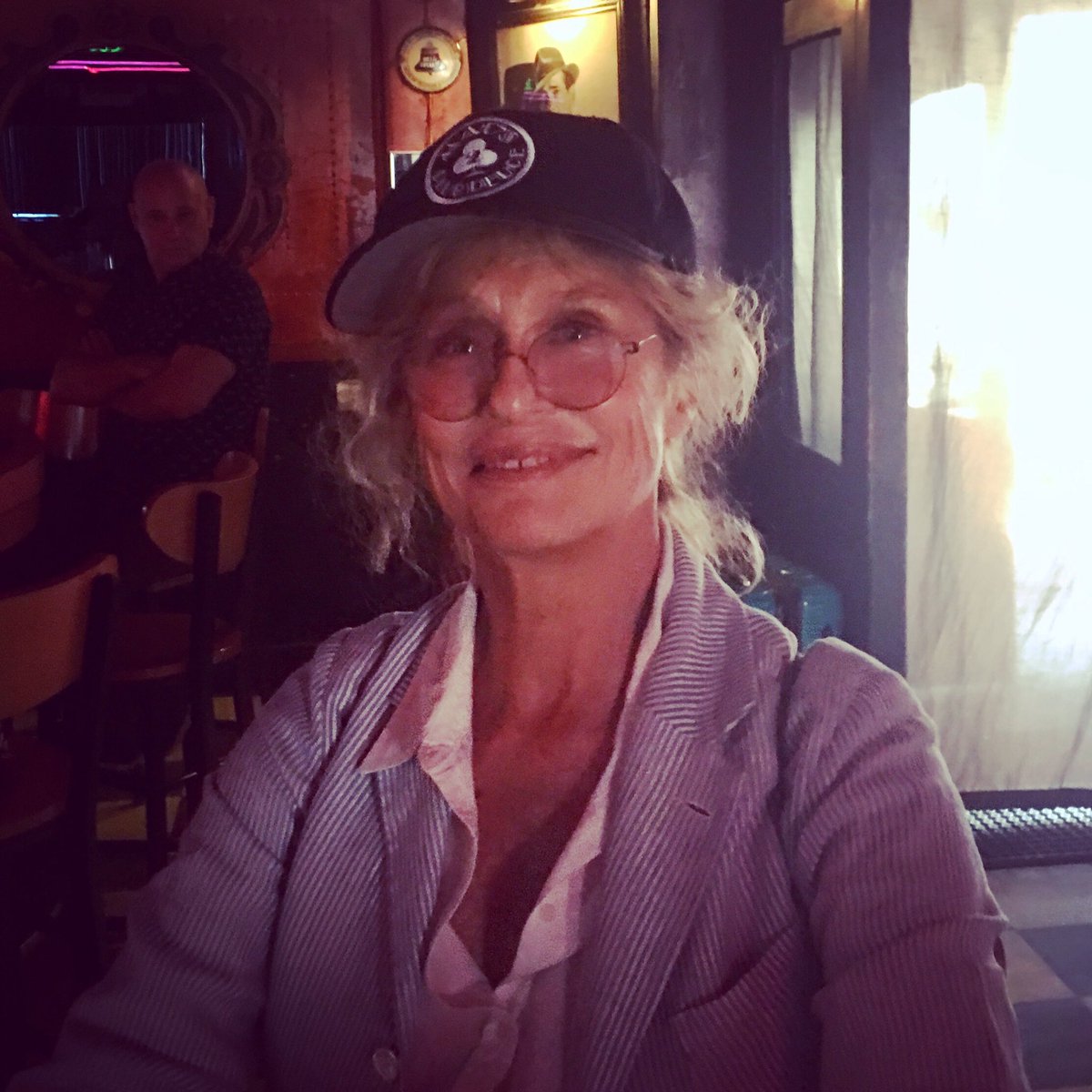 macsclub222's tweet photo. Thank You ❤️ Lauren Hutton ❤️ for stopping by and reminiscing about Miami Beach (and the ♣️!) with us ... always on the guest list. 

#stillstunning #laurenhutton #wow #happyhour #MiamiBeach #miamibeach #modellife 

♣️🕶♣️

@LaurenHutten @wsvn @MiamiBeachNews @MiamiandBeaches https://t.co/Hjb1HCgJIH