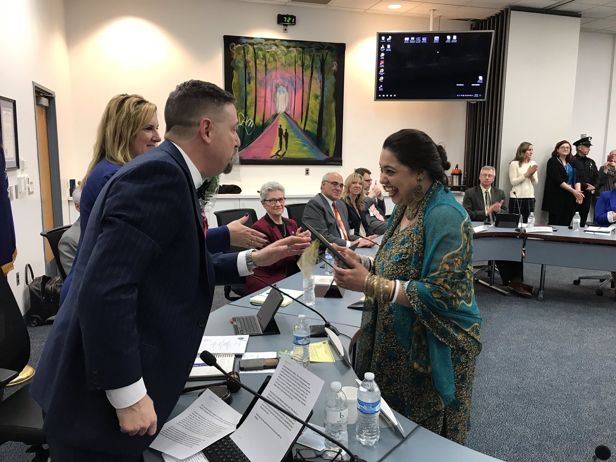 Walled Lake Schools (@walledlkschools) on Twitter photo Thank and congratulations to our Golden Apple recipients Art Colwell <a href="/GlengaryElem/">Glengary Elementary</a> & Lily Basu <a href="/Banksmiddle/">Banks Middle School</a> <a href="/kalhornm/">Michelle Kalhorn</a> YOU make a huge difference!! <a href="/kennethgutman/">Kenneth Gutman</a> <a href="/hess/">Hess Corporation</a> Thank and congratulations to our Golden Apple recipients Art Colwell <a href="/GlengaryElem/">Glengary Elementary</a> & Lily Basu <a href="/Banksmiddle/">Banks Middle School</a> <a href="/kalhornm/">Michelle Kalhorn</a> YOU make a huge difference!! <a href="/kennethgutman/">Kenneth Gutman</a> <a href="/hess/">Hess Corporation</a>