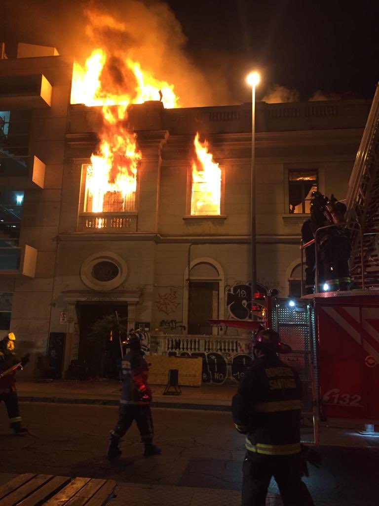 cbsantiago's tweet photo. Primeros instantes del #incendio en Grajales y Ejército. CBS desplegado. https://t.co/pkN89P4nqP