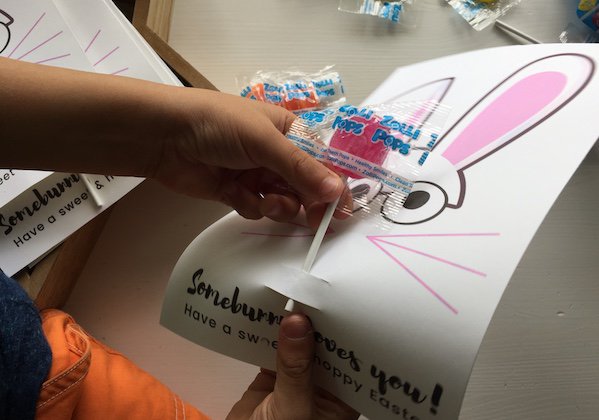 MacKidHickory's tweet photo. We're partnering with #zollipops to make an adorable Easter craft to share with classmates and family!  Free printable at https://t.co/CiW01wQjw0 @Zollipops #Sponsored https://t.co/bc9lN9OkCq