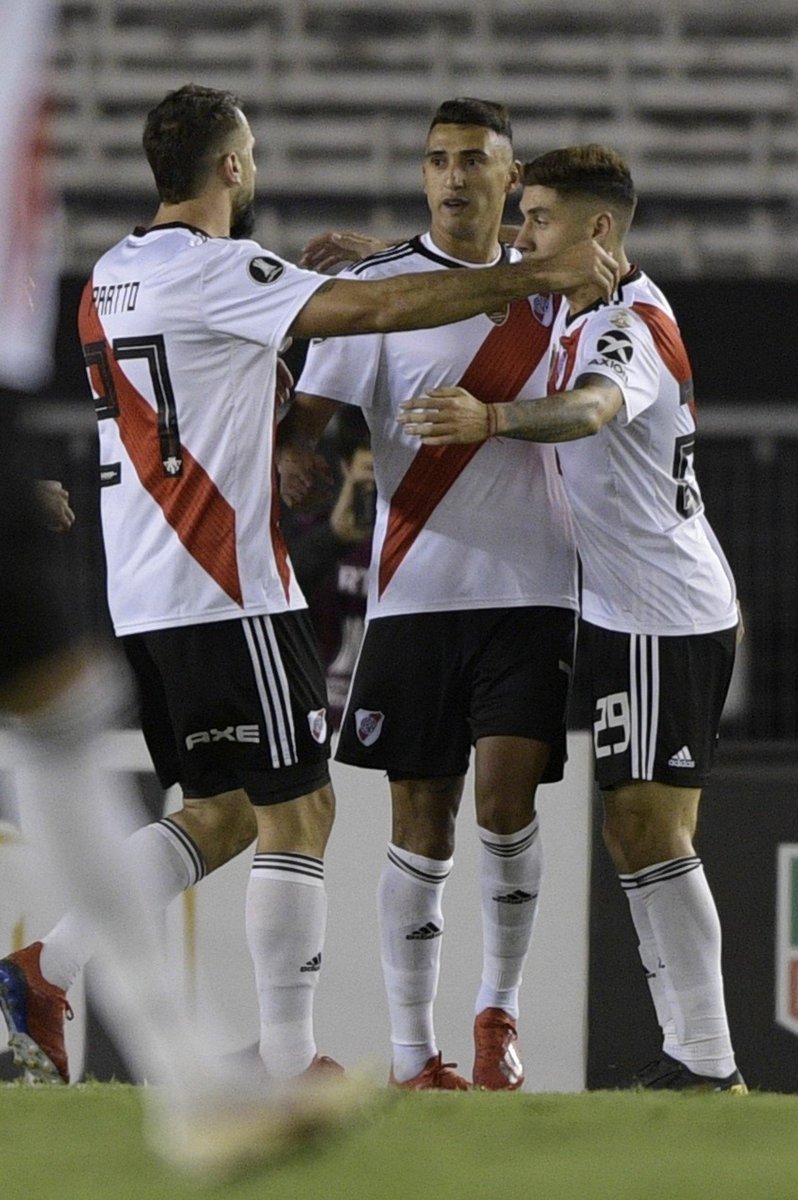 #CopaLibertadores <a href="/CARPoficial/">River Plate</a> gustó y superó a <a href="/ClubALoficial/">Club Alianza Lima</a> por 3-0 en la 4° fecha. Con los goles de #Suárez, #MartínezQuarta y #DelaCruz, el #Millonario sumó su primera victoria y se ubica en el segundo puesto del Grupo A. Además, #Pratto erró un penal en el primer tiempo.