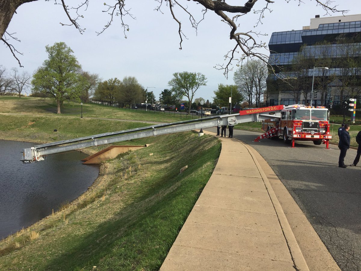 DCFDTower3's tweet image. Platoon No. 4 spent the morning performing water supply drills with Engine Companies from the @dcfireems 6th Battalion. This allowed members to see the versatility/capabilities of Tower Ladder No. 3, from flowing over 1000gpm to going below grade #seagrave #aerialscope #dc #fire
