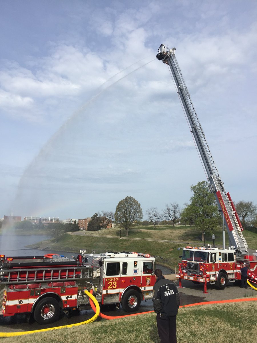 DCFDTower3's tweet image. Platoon No. 4 spent the morning performing water supply drills with Engine Companies from the @dcfireems 6th Battalion. This allowed members to see the versatility/capabilities of Tower Ladder No. 3, from flowing over 1000gpm to going below grade #seagrave #aerialscope #dc #fire