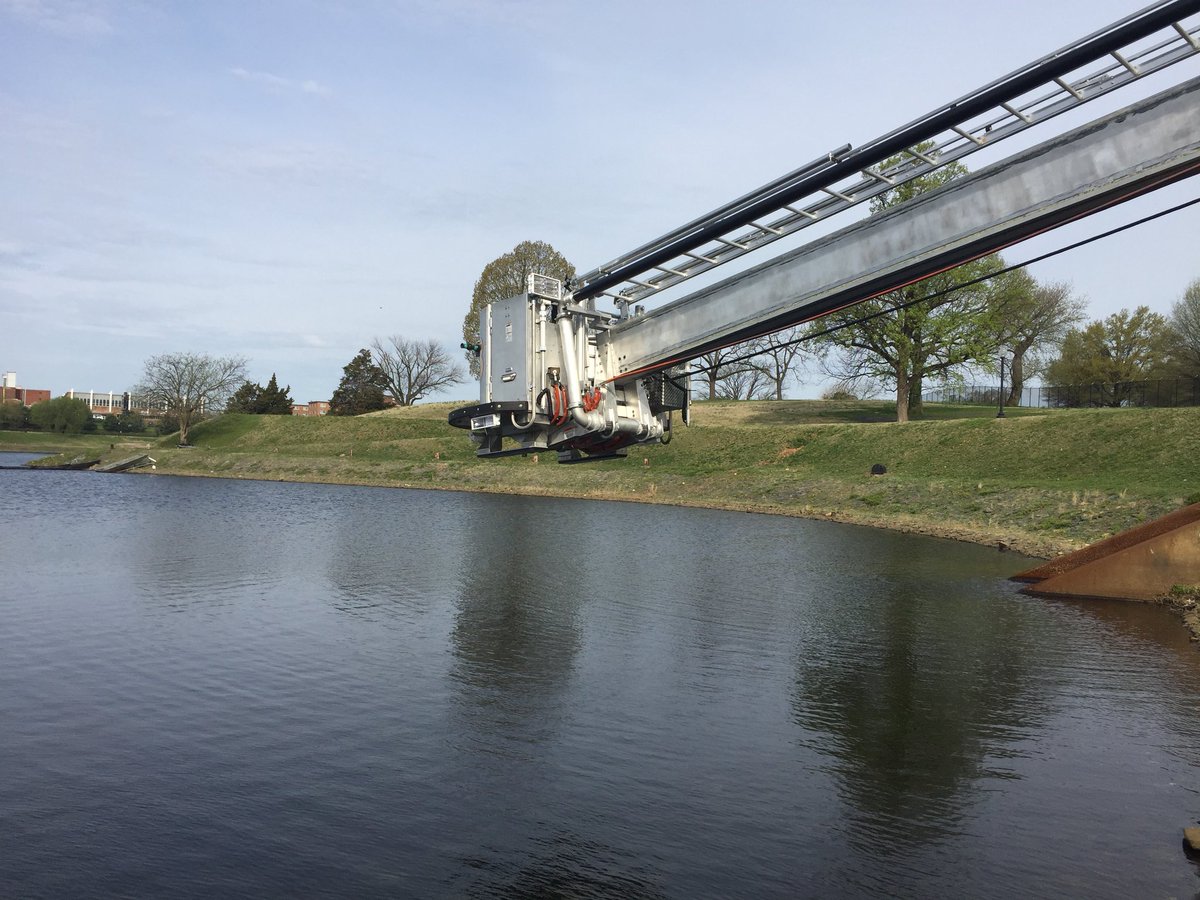 DCFDTower3's tweet image. Platoon No. 4 spent the morning performing water supply drills with Engine Companies from the @dcfireems 6th Battalion. This allowed members to see the versatility/capabilities of Tower Ladder No. 3, from flowing over 1000gpm to going below grade #seagrave #aerialscope #dc #fire