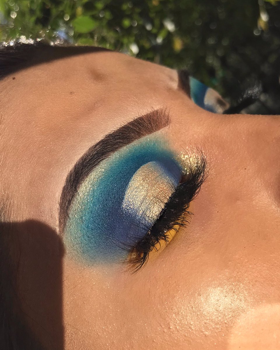 This look is so underrated 😢💙✨
.
#100daysofmakeup #dramaticmakeup #makeupoftheday #muasfeaturing #amazingmakeupart #daretocreate #makeuppictorial #blazin_beauties #bretmansvanity #undiscovered_muas #undertheradar_Makeup #colorfulmakeup #brightmakeup #unleashyourinnerartist