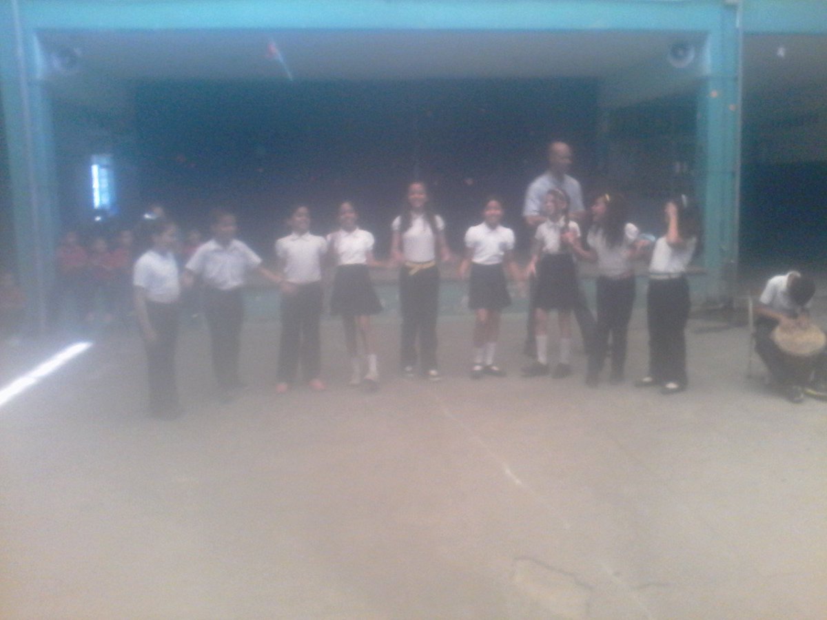 mauvdran's tweet photo. Actividad cultural: Motivo a la canción cesarea,tin Marin y voz escolar dirigido por docente Leonardo Arreaza, acompañado por estudiantes de Educ. Primaría @MPPEDUCACION @Fundabit @fbitanzoategui @vane_prieto @psuvaristobulo @SalaAnzoategui https://t.co/CbA1ugQQn2