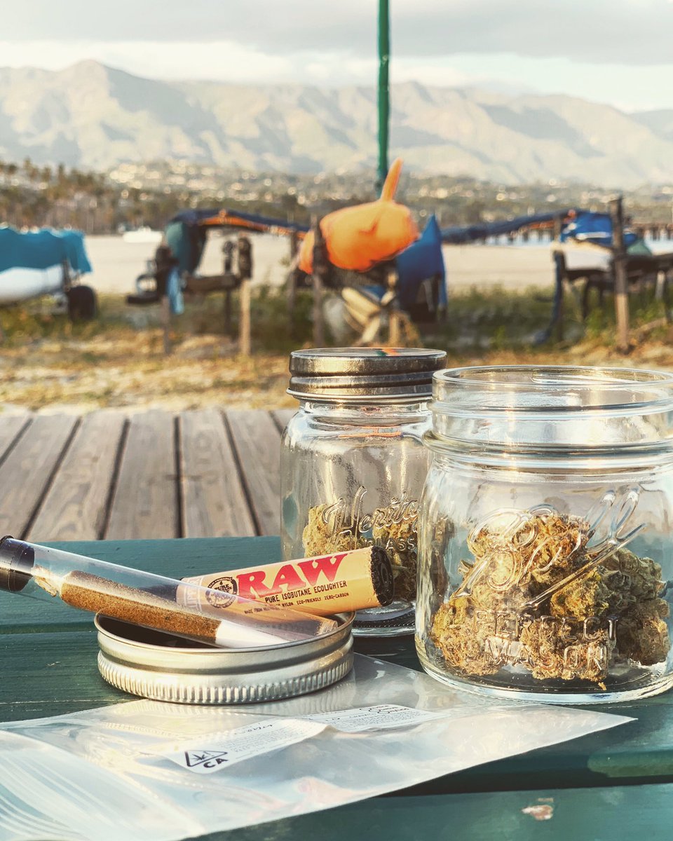 420TradingCo's tweet photo. #Sunny days and #smokey nights.🌅 #hightidschillvibes #rawlife #puffpuffpass https://t.co/oCAkOulH4a