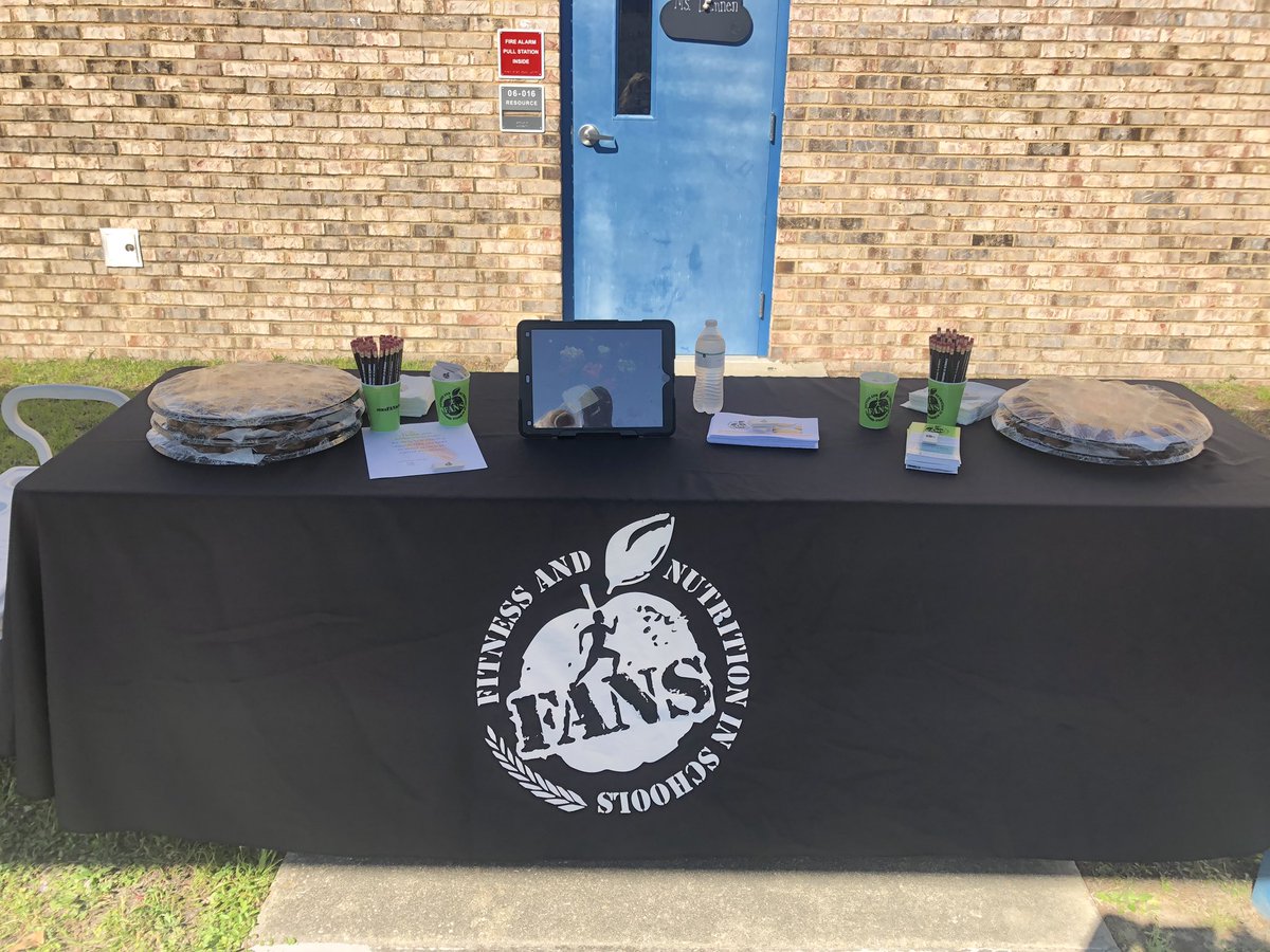 WymanHeather's tweet photo. Had a great night representing FANS at Maplewood Elementary. Loved hearing the kids tell their families about the gardens and how much fun PE is! And don’t forget the yummy carrot muffins! #imaFANmwe @MCPSWellnessPE @mwemustangs @MaplewoodPe https://t.co/fCGVCnOip3