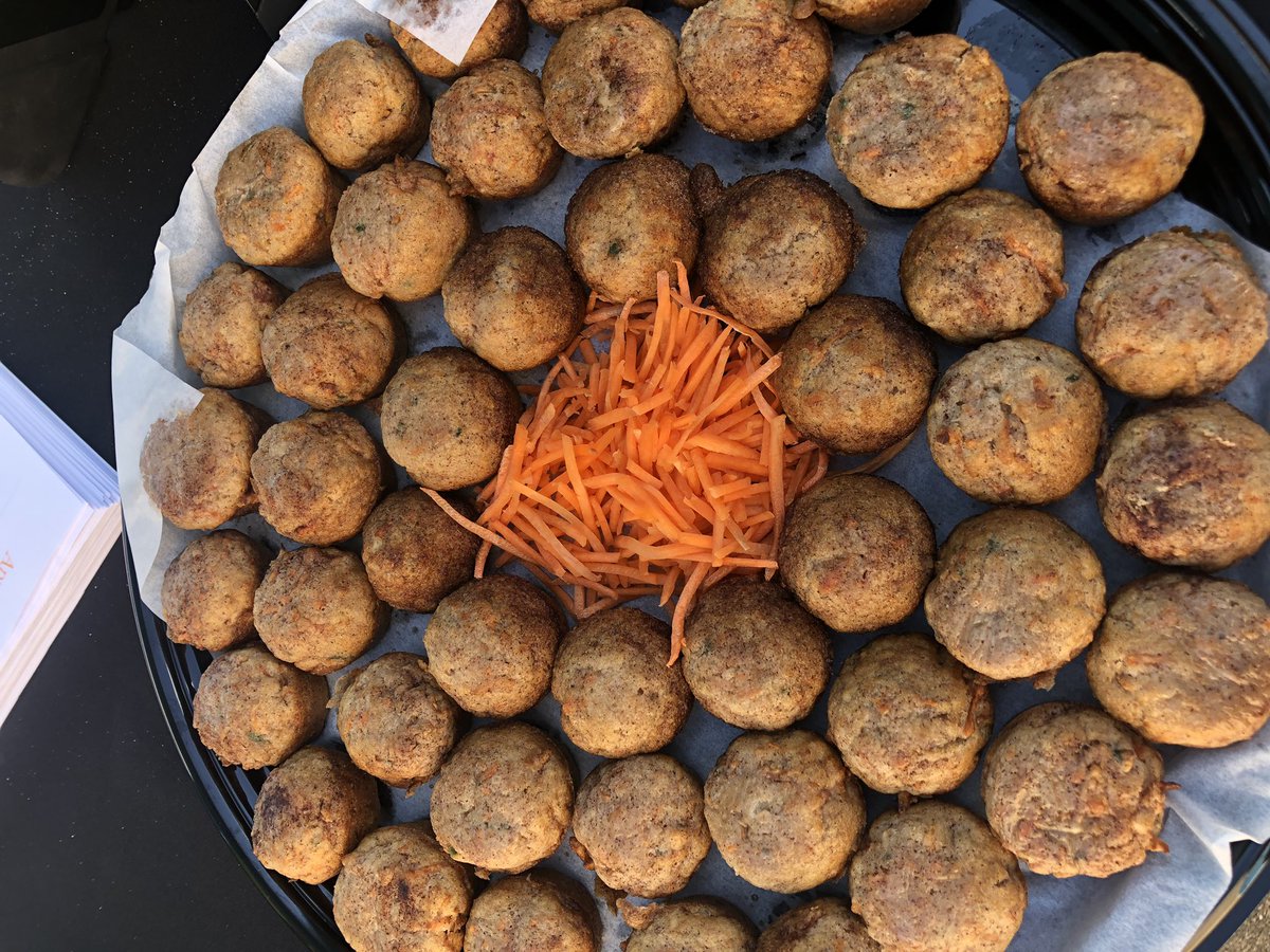 WymanHeather's tweet photo. Had a great night representing FANS at Maplewood Elementary. Loved hearing the kids tell their families about the gardens and how much fun PE is! And don’t forget the yummy carrot muffins! #imaFANmwe @MCPSWellnessPE @mwemustangs @MaplewoodPe https://t.co/fCGVCnOip3
